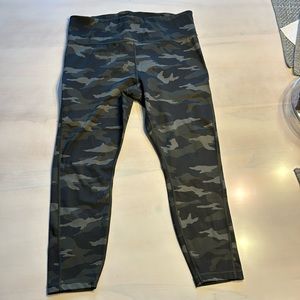Athleta Camo Ultimate Stash 7/8 Tight Leggings Camouflage L